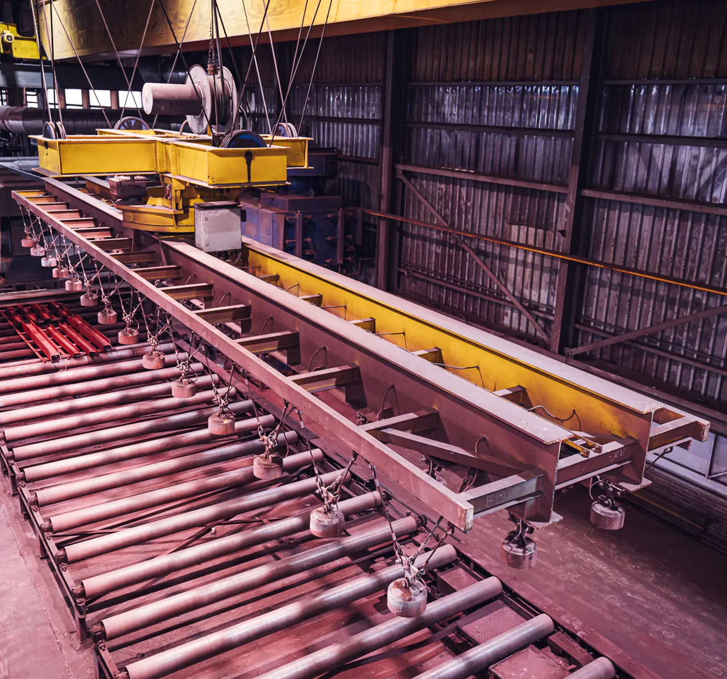Machinaal stralen met magneet kraan